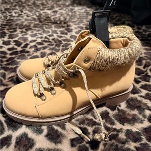 Women's Tan Faux-Fur Ankle Hiking Boot